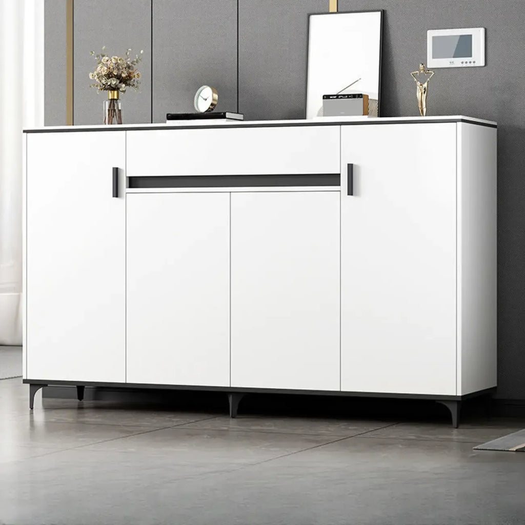 Meuble de cuisine minimaliste en bois blanc avec portes
