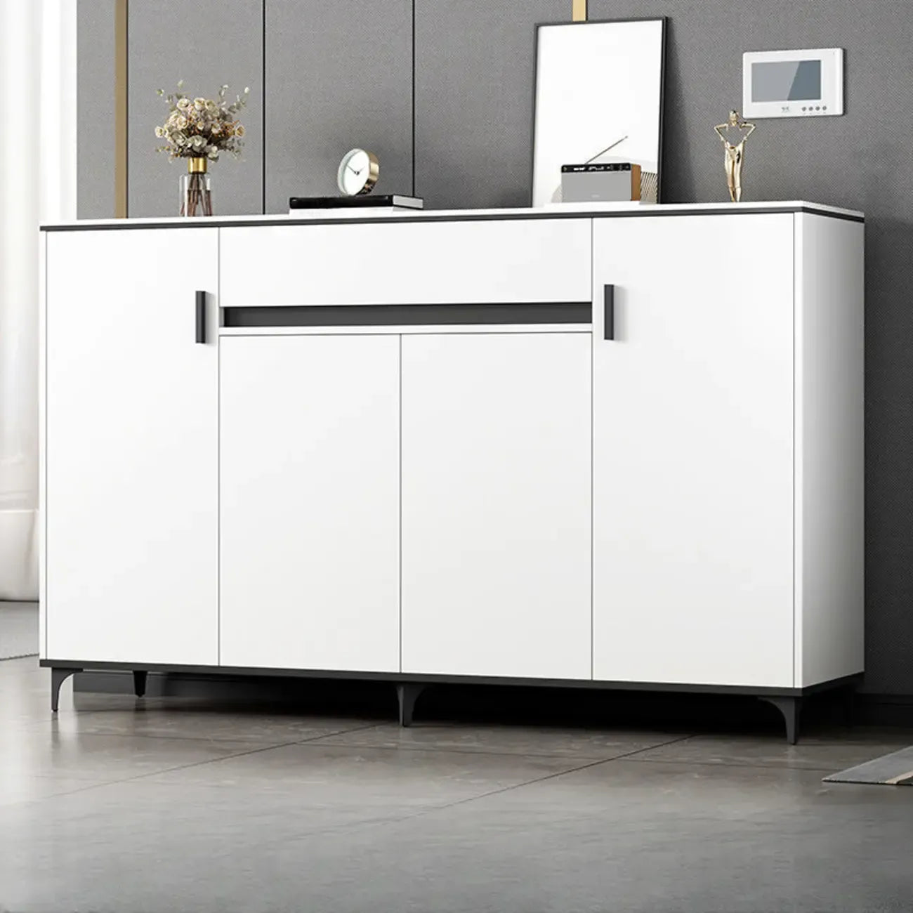 Meuble de cuisine minimaliste en bois blanc avec portes
