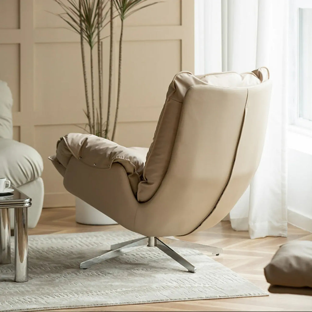 Fauteuil pivotant moderne en cuir beige.