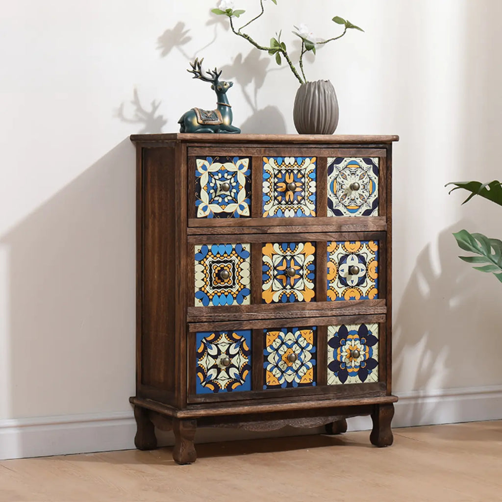 Armoire de rangement en bois brun de style campagnard français avec tiroirs