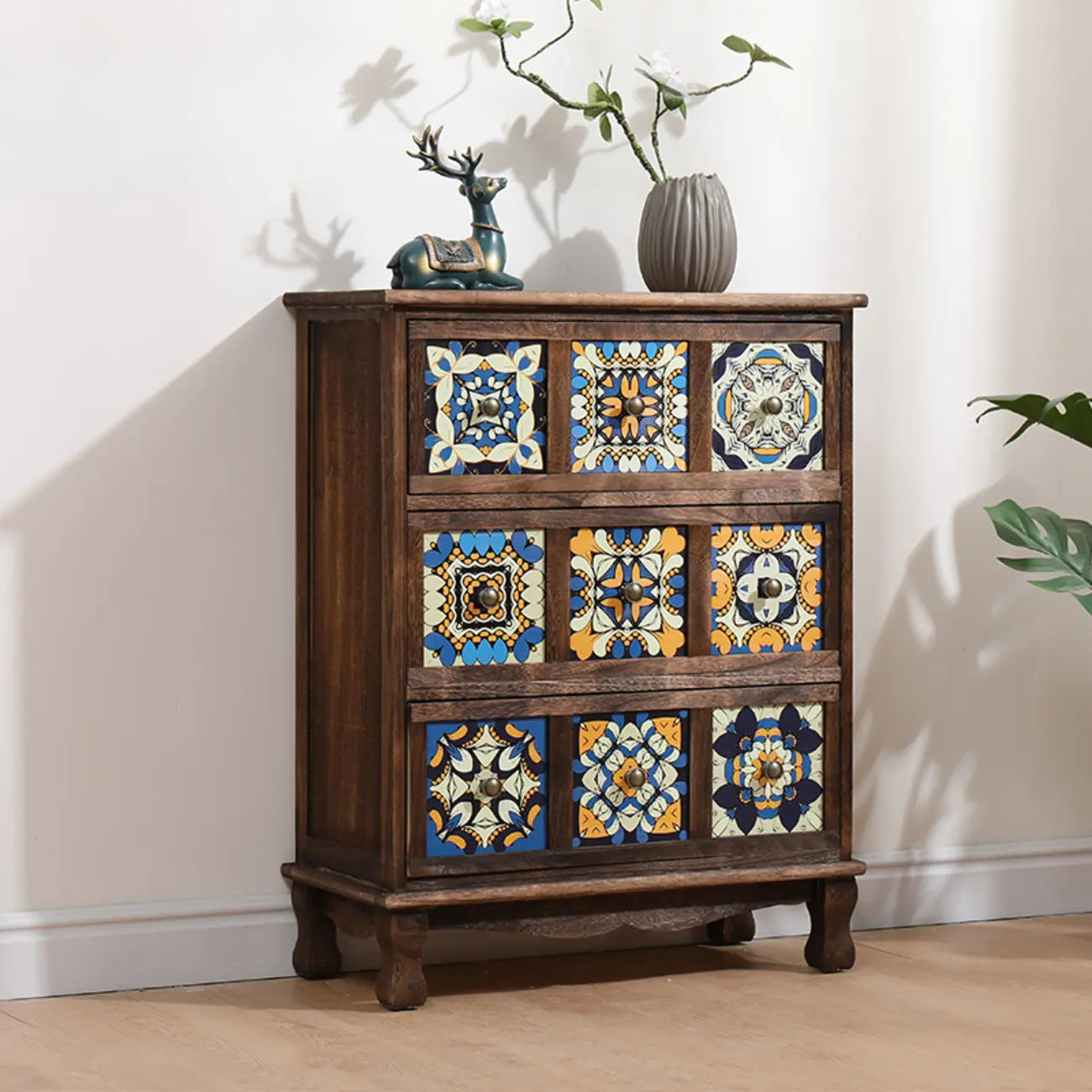 Armoire de rangement en bois brun de style campagnard français avec tiroirs