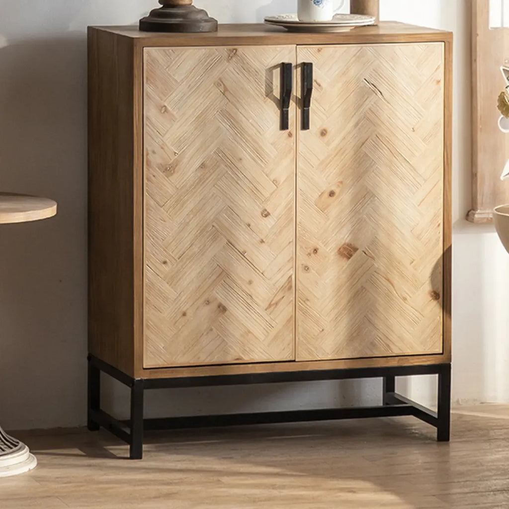 Armoire rustique au fini naturel avec étagère extérieure et porte de grange