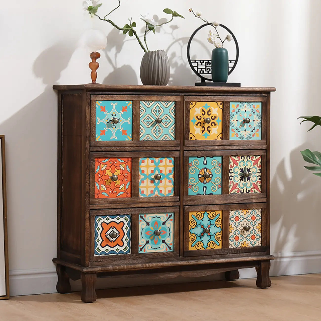 Armoire de rangement en bois brun de style campagnard français avec tiroirs