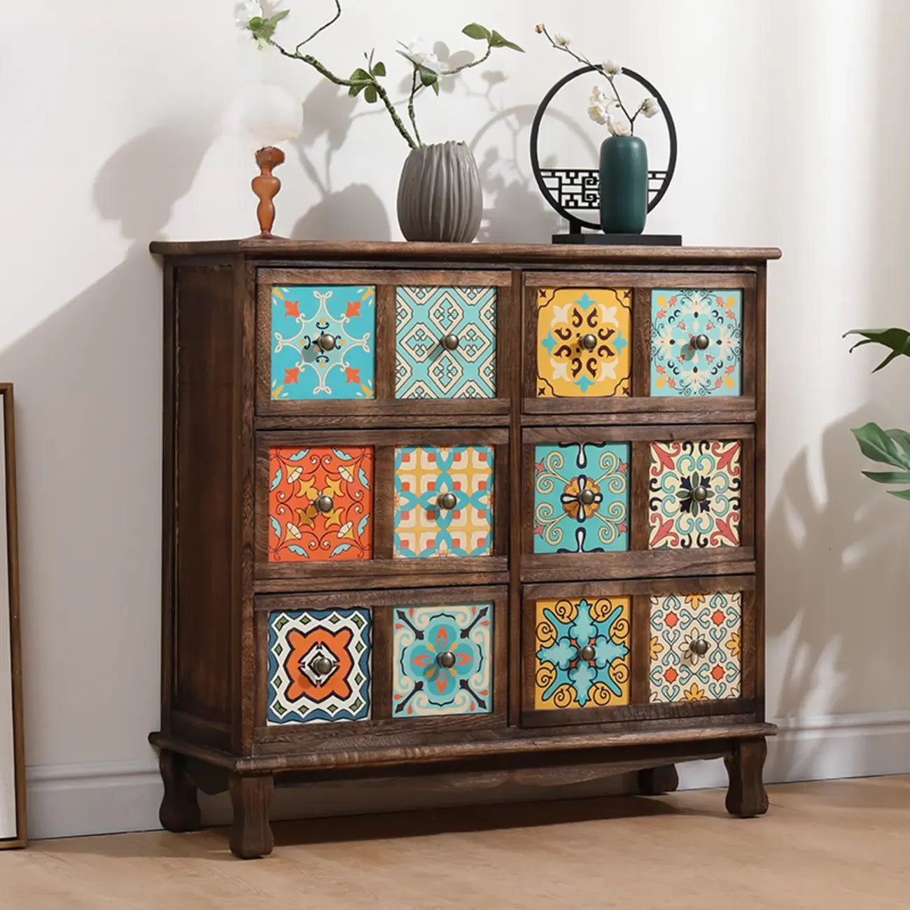 Armoire de rangement en bois brun de style campagnard français avec tiroirs