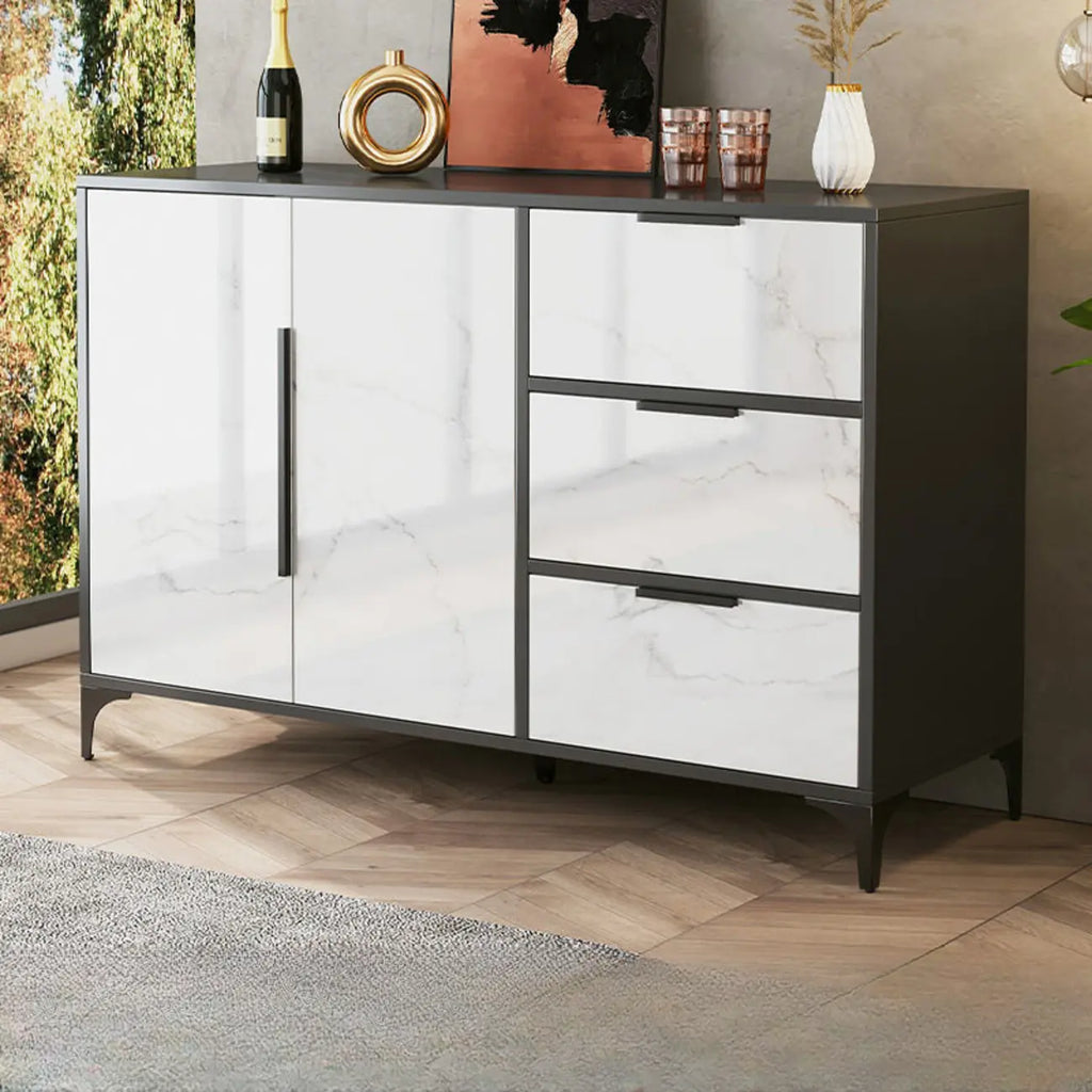 Meuble de cuisine minimaliste en bois blanc avec portes