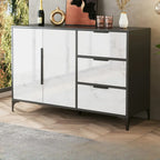 Meuble de cuisine minimaliste en bois blanc avec portes