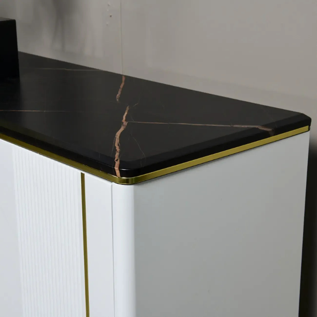 Meuble élégant en bois gris foncé avec design autoportant