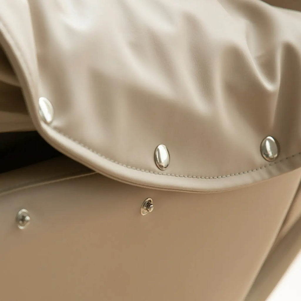 Fauteuil pivotant moderne en cuir beige.