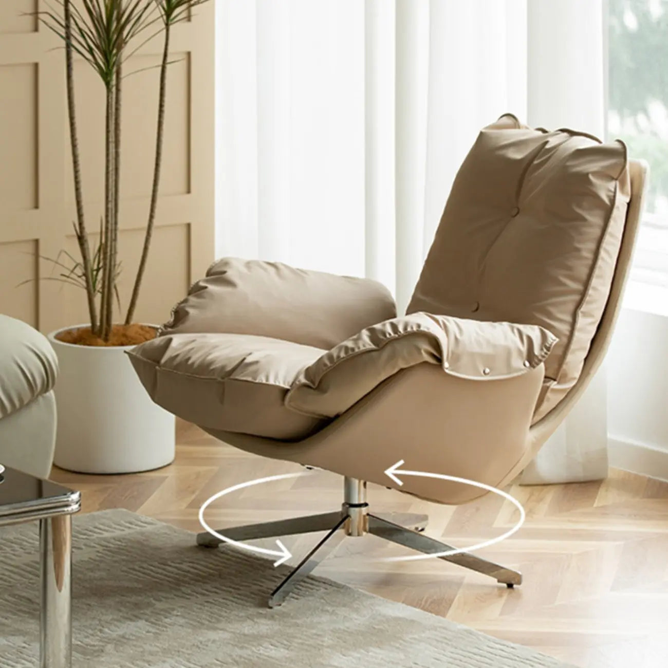 Fauteuil pivotant moderne en cuir beige.