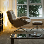 Fauteuil pivotant moderne en cuir beige.
