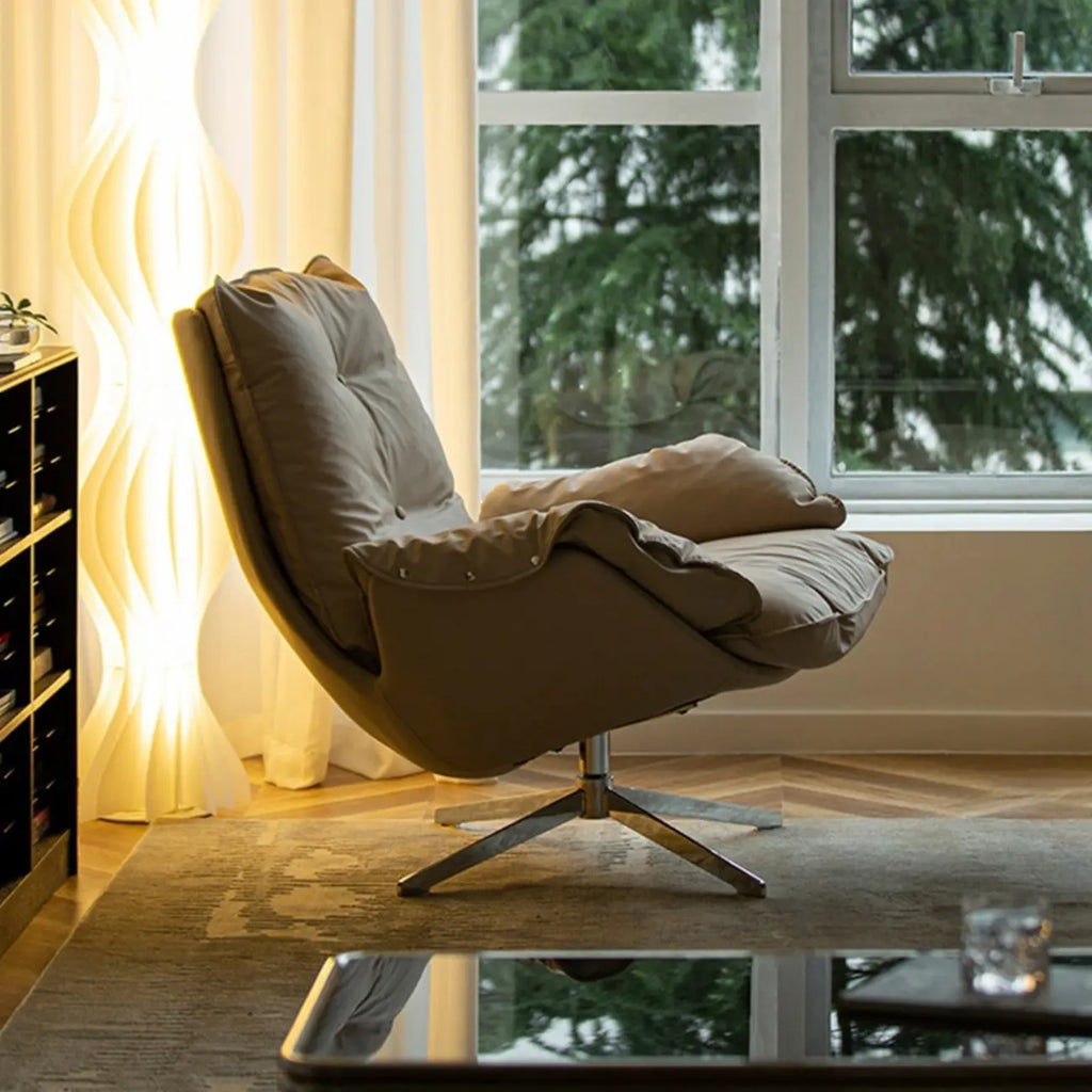 Fauteuil pivotant moderne en cuir beige.