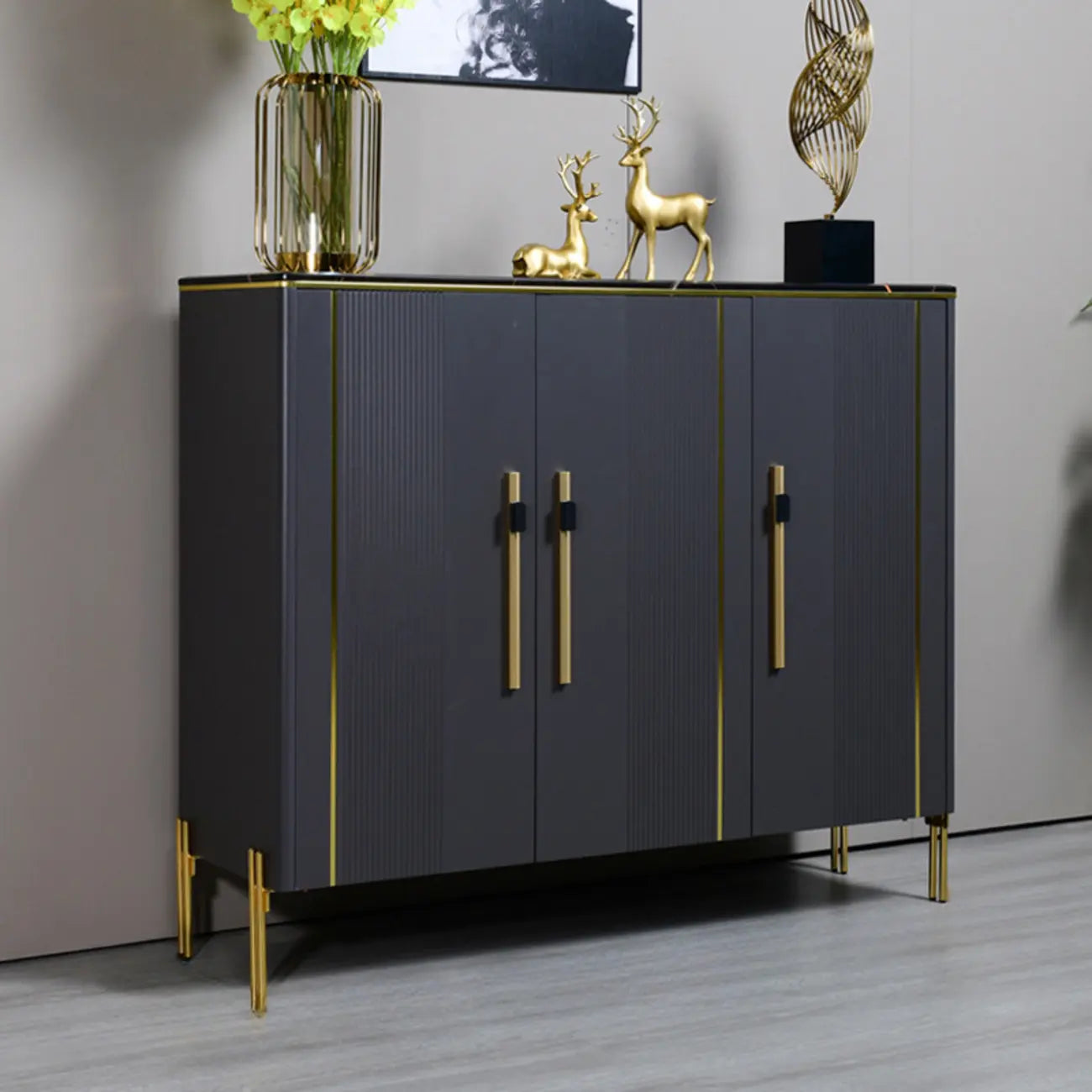 Meuble élégant en bois gris foncé avec design autoportant
