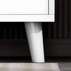 Meuble de cuisine minimaliste en bois blanc avec portes