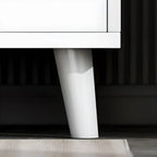 Meuble de cuisine minimaliste en bois blanc avec portes