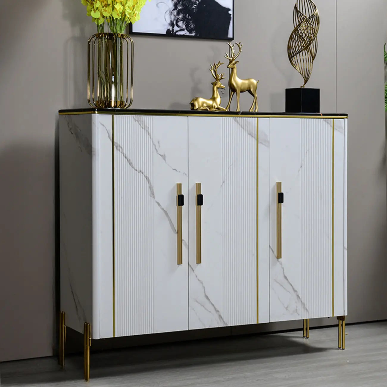 Meuble élégant en bois gris foncé avec design autoportant