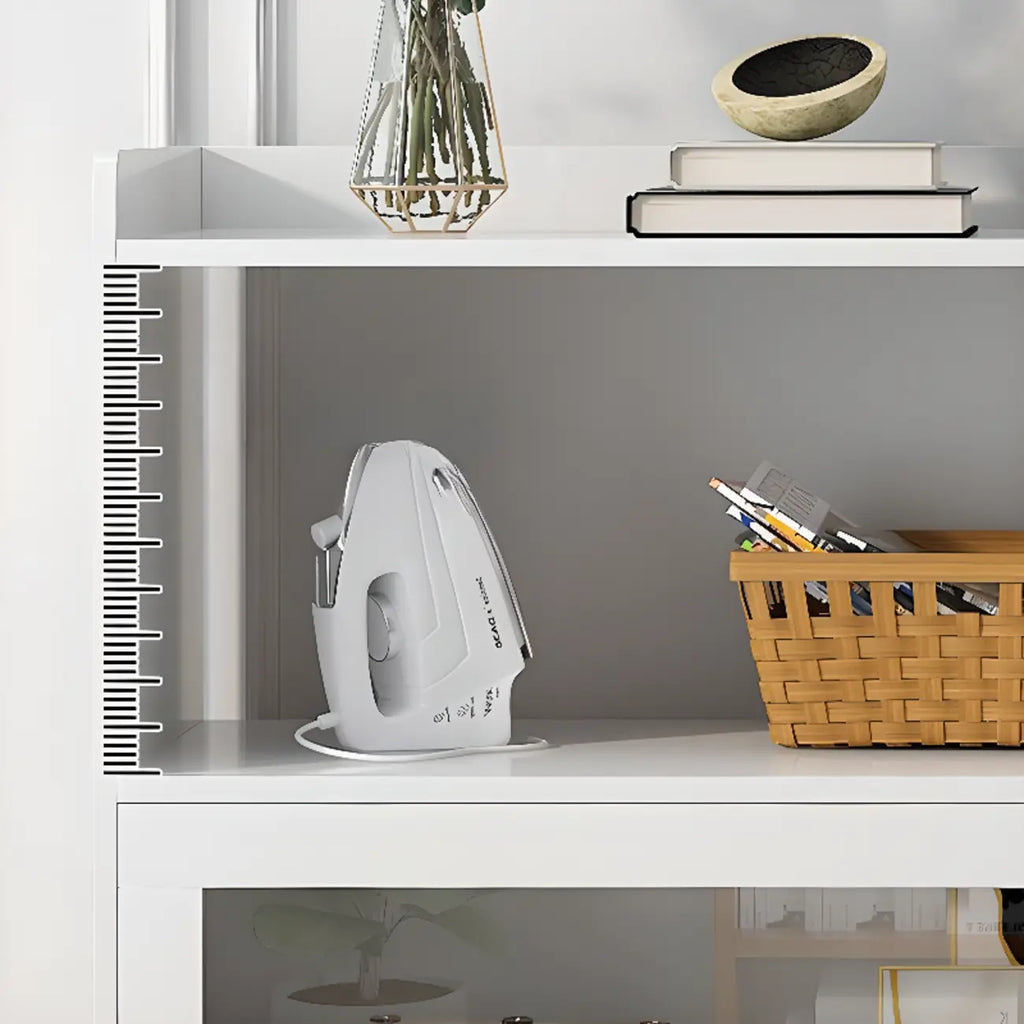 Meuble de cuisine minimaliste en bois blanc avec portes
