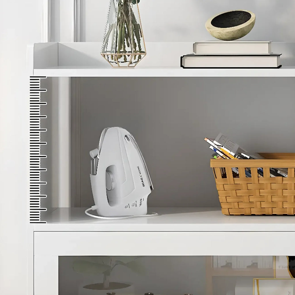 Meuble de cuisine minimaliste en bois blanc avec portes