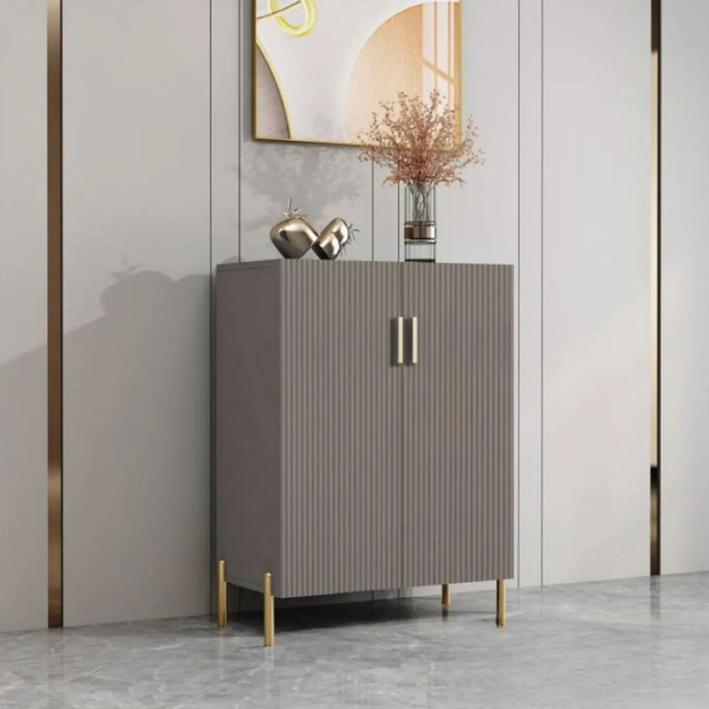 Buffet en bois glamour avec étagères et placards