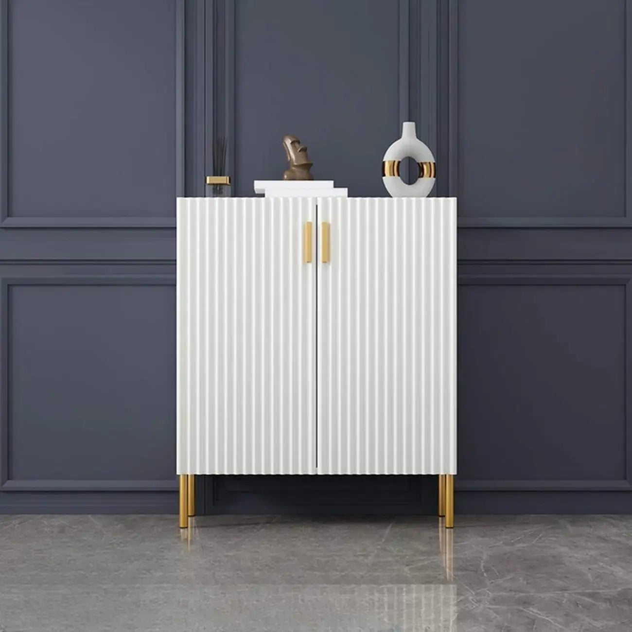 Buffet en bois glamour avec étagères et placards