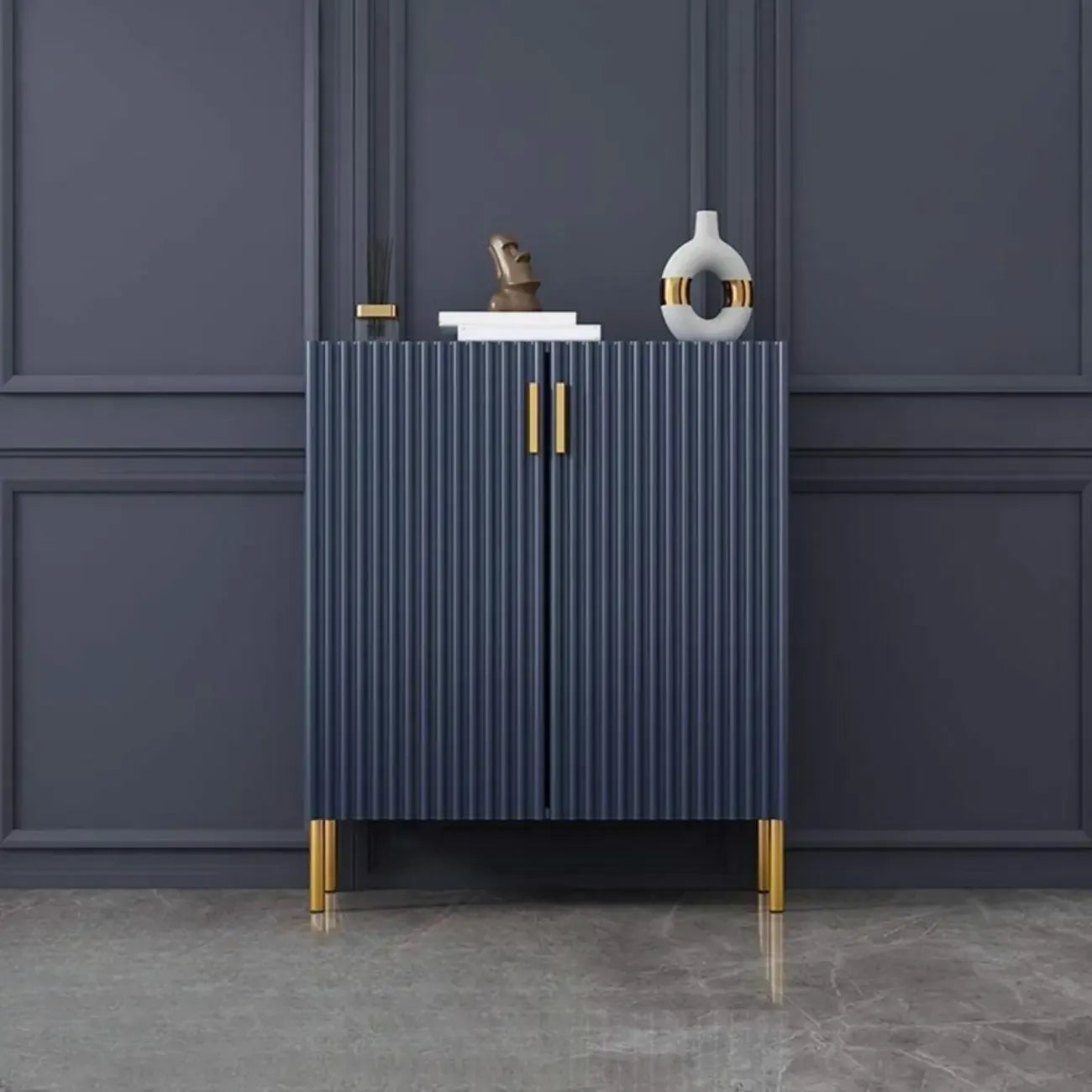 Buffet en bois glamour avec étagères et placards