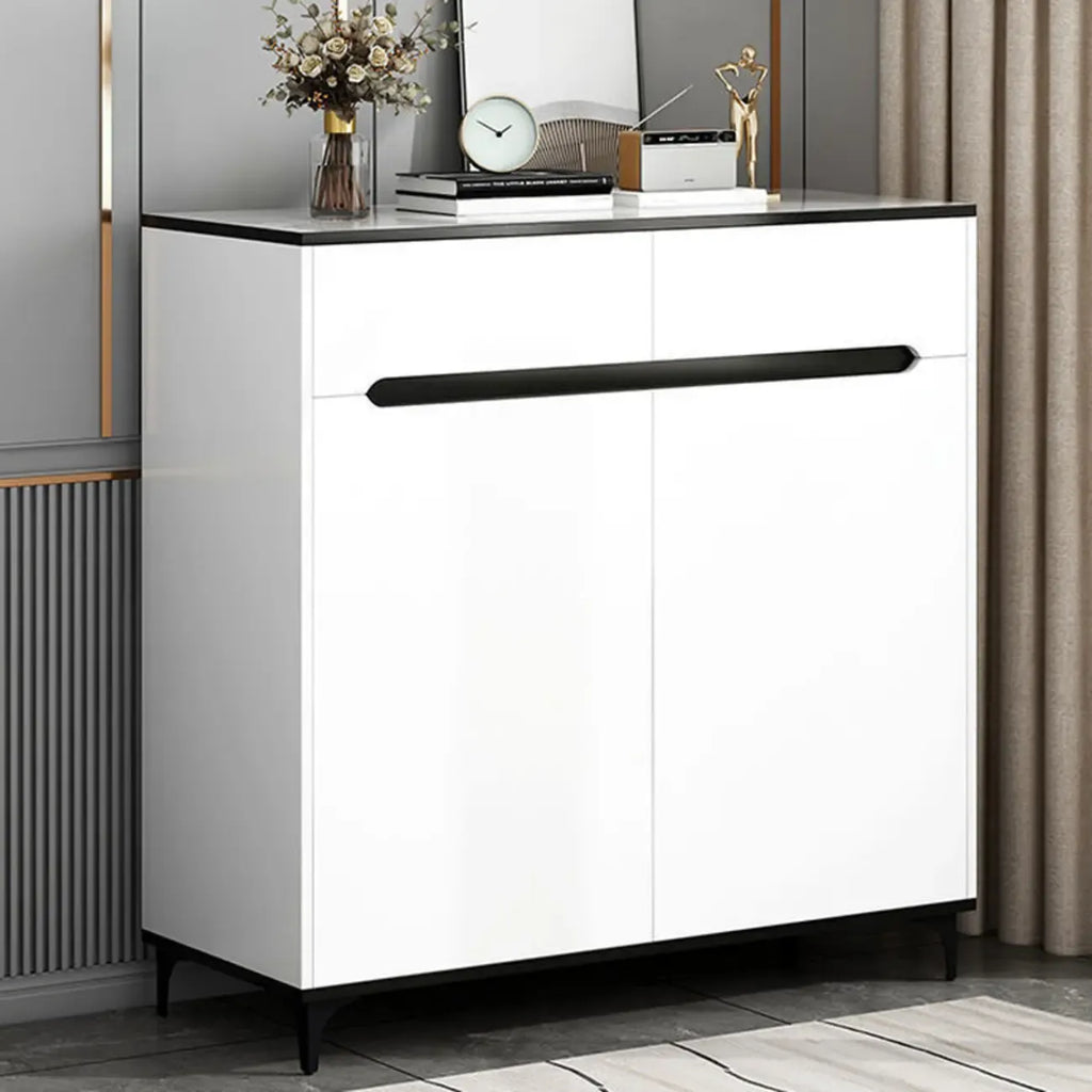 Meuble de cuisine minimaliste en bois blanc avec portes