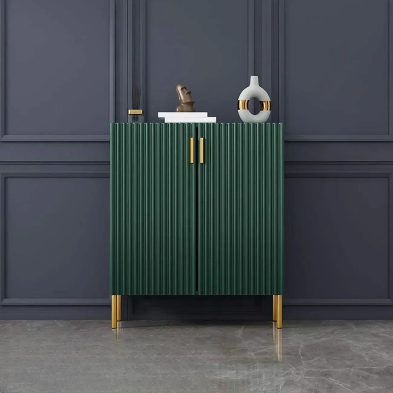 Buffet en bois glamour avec étagères et placards