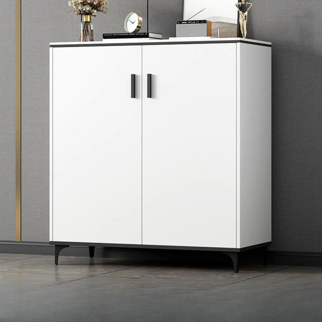 Meuble de cuisine minimaliste en bois blanc avec portes