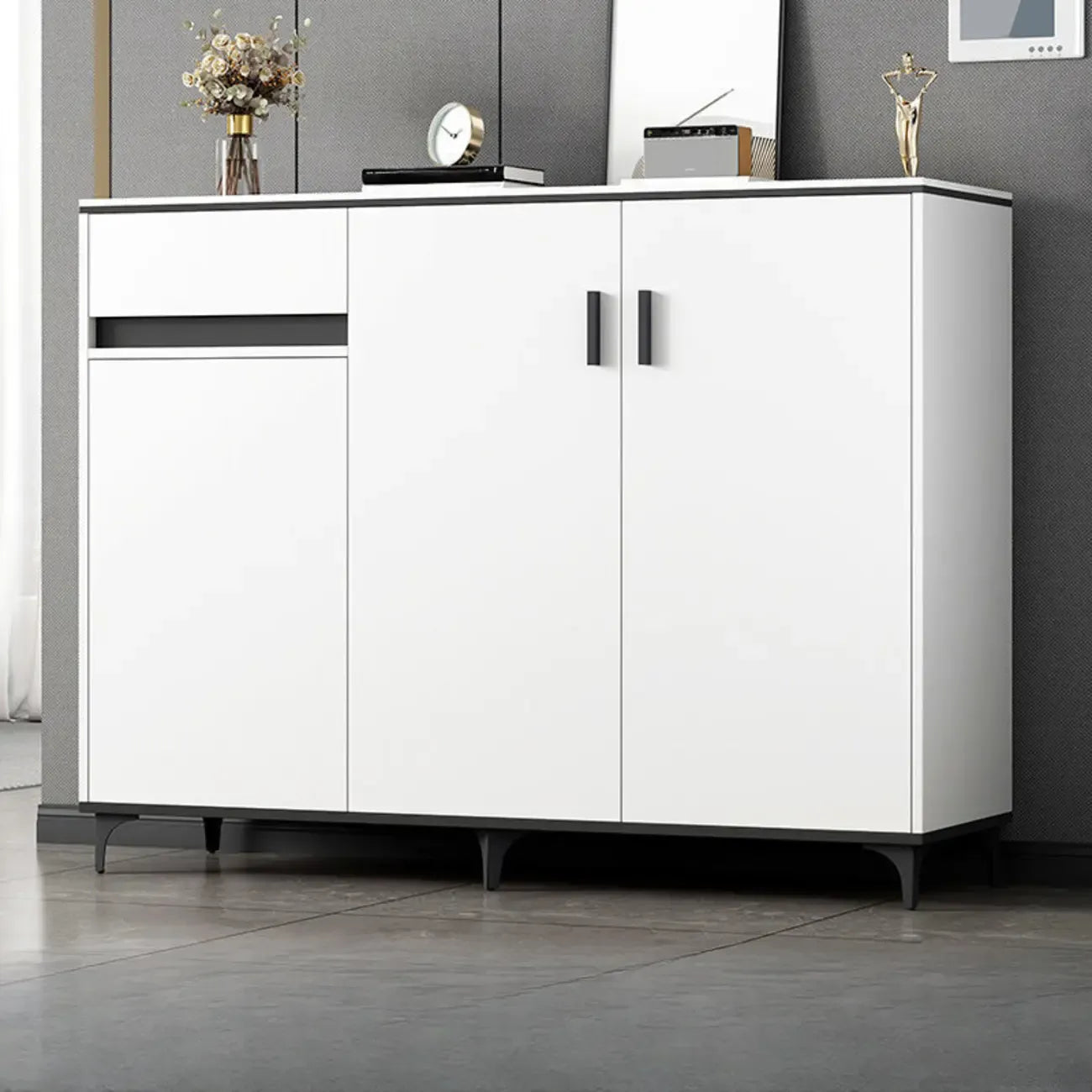 Meuble de cuisine minimaliste en bois blanc avec portes
