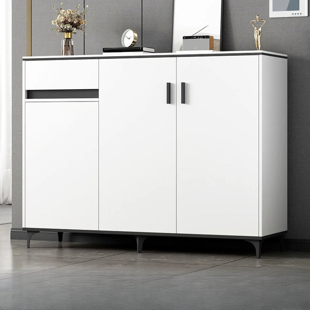 Meuble de cuisine minimaliste en bois blanc avec portes