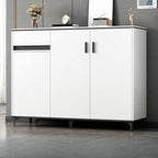 Meuble de cuisine minimaliste en bois blanc avec portes