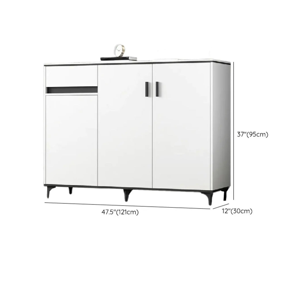 Meuble de cuisine minimaliste en bois blanc avec portes