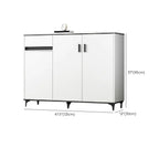 Meuble de cuisine minimaliste en bois blanc avec portes