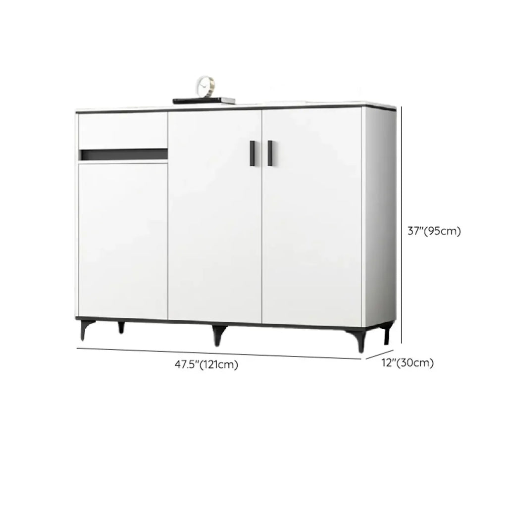 Meuble de cuisine minimaliste en bois blanc avec portes