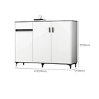 Meuble de cuisine minimaliste en bois blanc avec portes