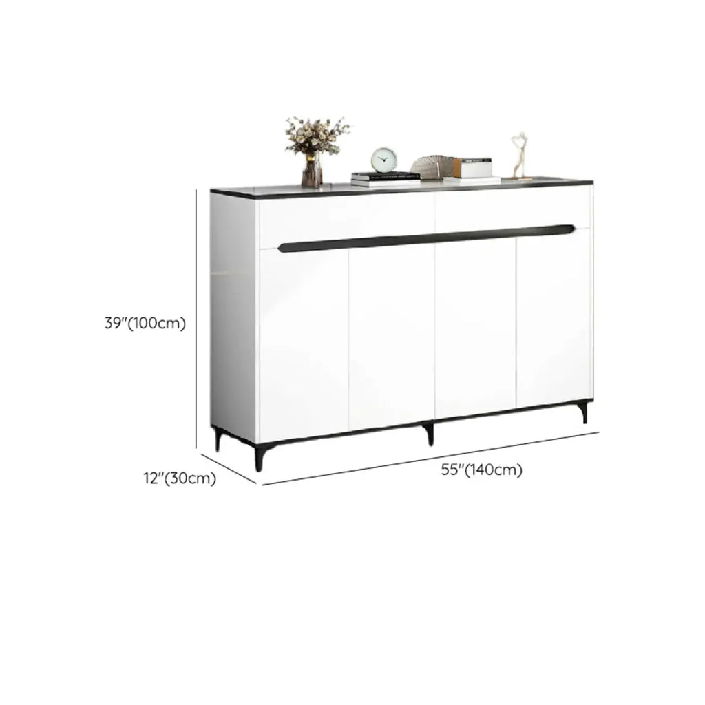 Meuble de cuisine minimaliste en bois blanc avec portes