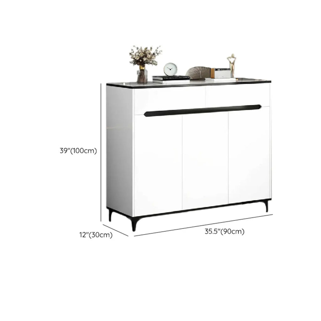 Meuble de cuisine minimaliste en bois blanc avec portes