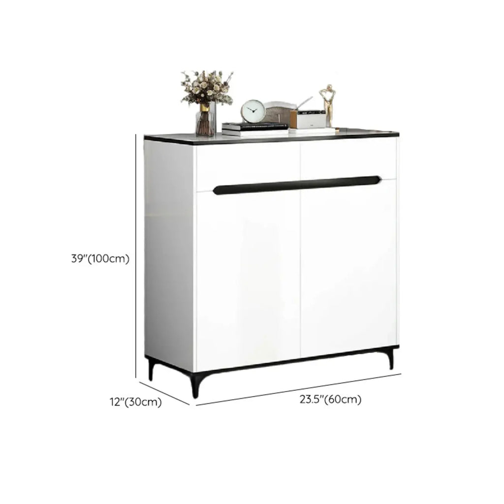 Meuble de cuisine minimaliste en bois blanc avec portes