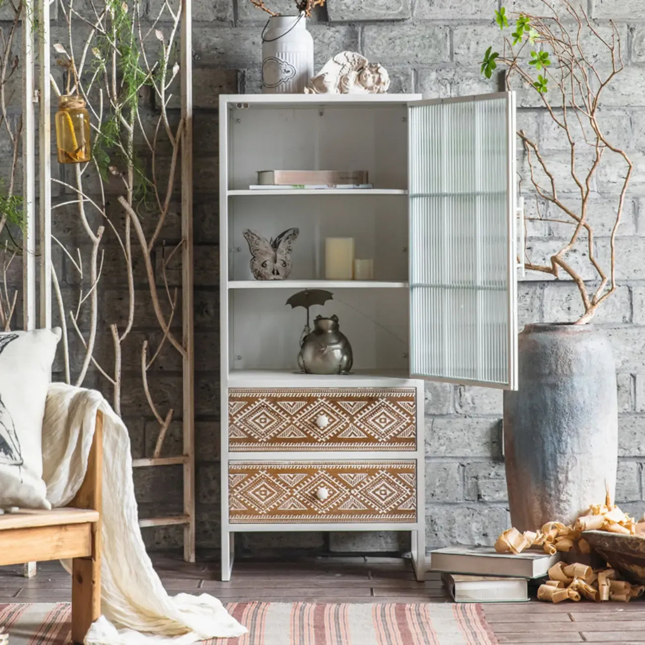 Meuble d'appoint bohème blanc avec porte et tiroirs en verre
