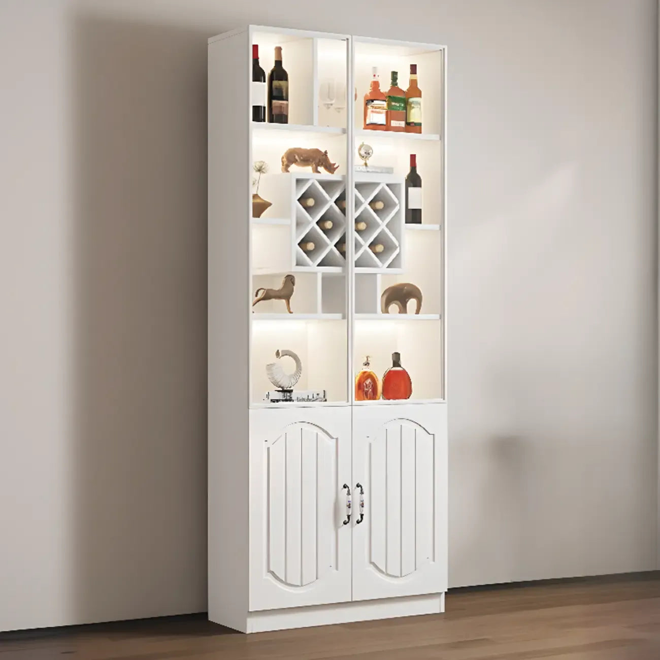 Vitrine en bois noir avec porte vitrée et rangement pour vin