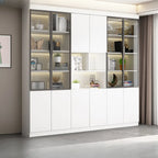 Grande vitrine de rangement ouverte en bois, du sol au plafond