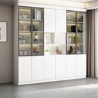 Grande vitrine de rangement ouverte en bois, du sol au plafond