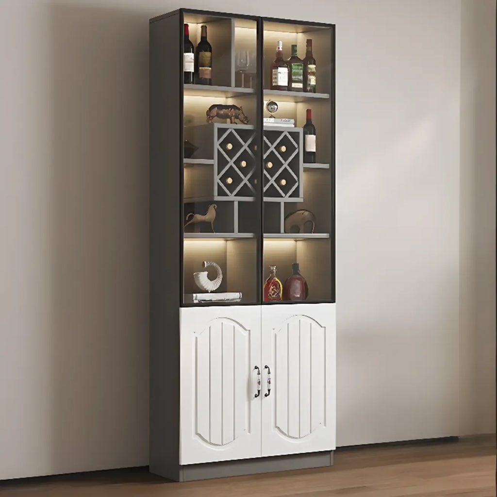 Vitrine en bois noir avec porte vitrée et rangement pour vin