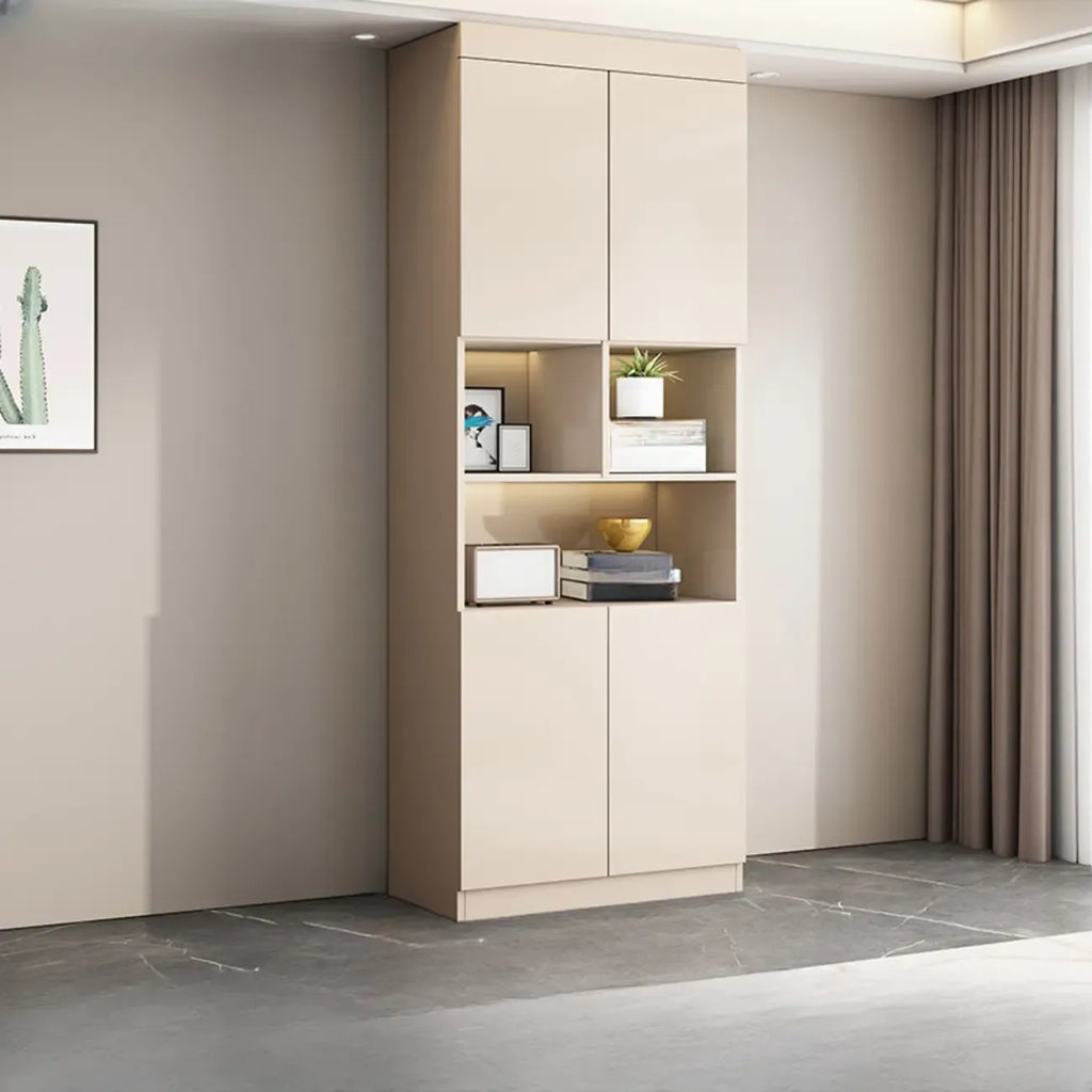 Grande vitrine de rangement ouverte en bois, du sol au plafond