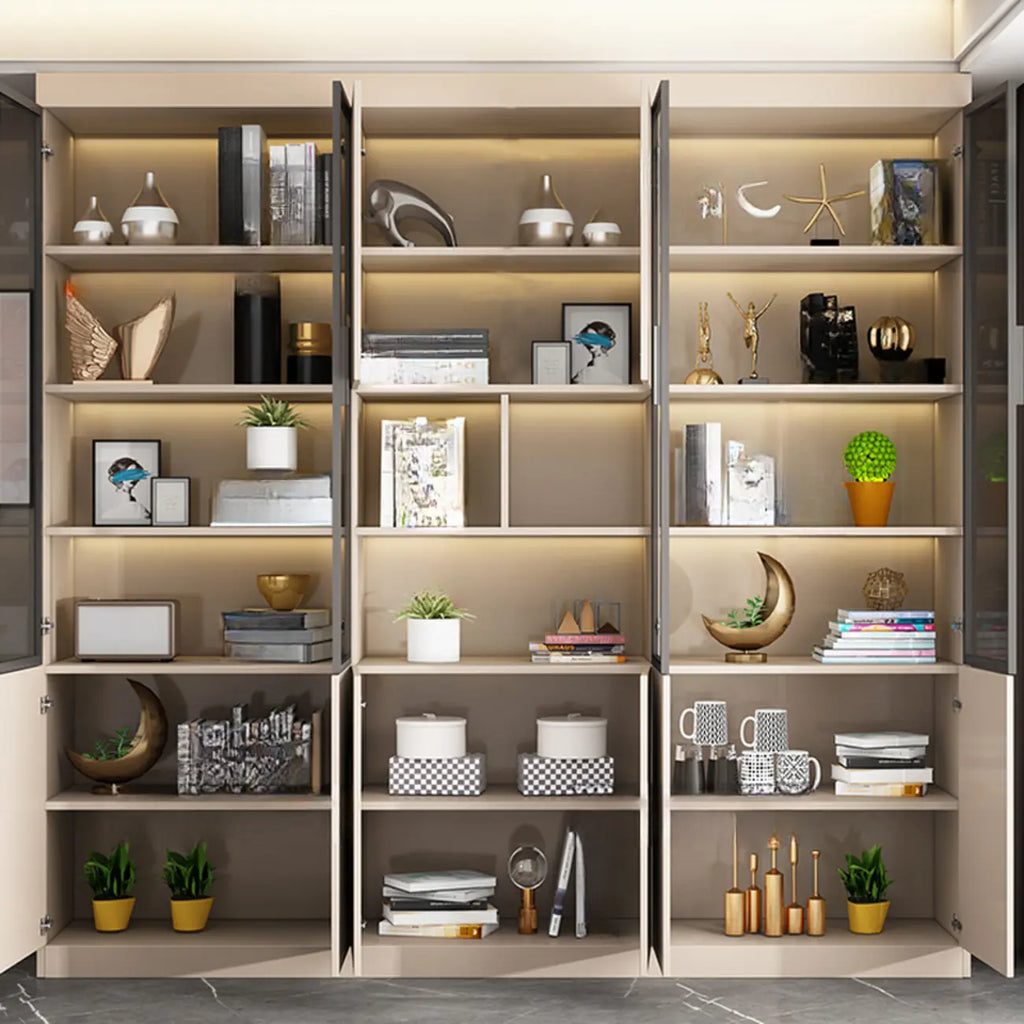 Grande vitrine de rangement ouverte en bois, du sol au plafond