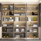 Grande vitrine de rangement ouverte en bois, du sol au plafond