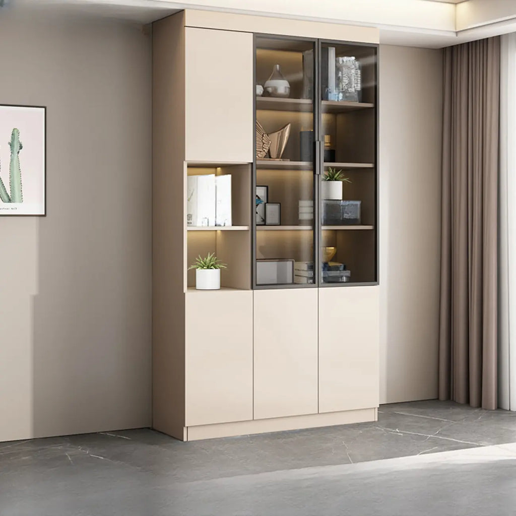 Grande vitrine de rangement ouverte en bois, du sol au plafond