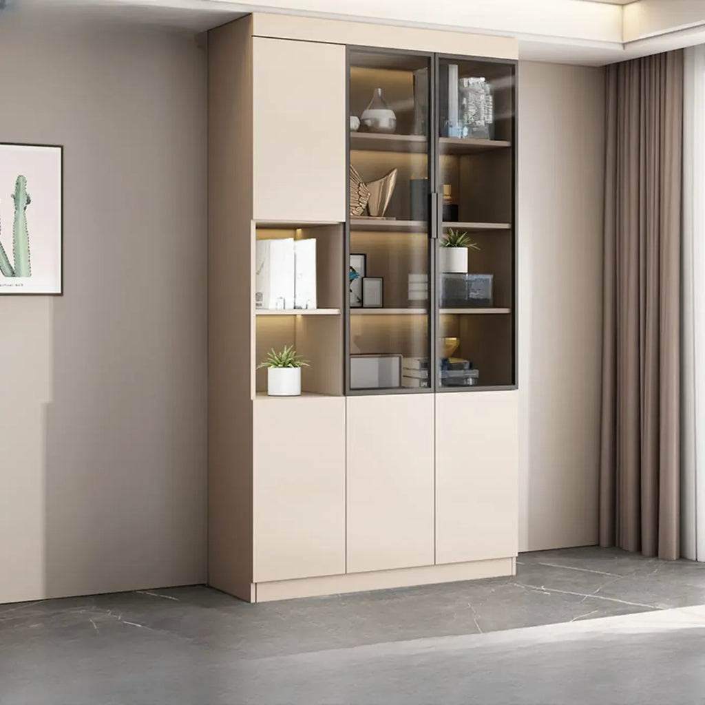 Grande vitrine de rangement ouverte en bois, du sol au plafond