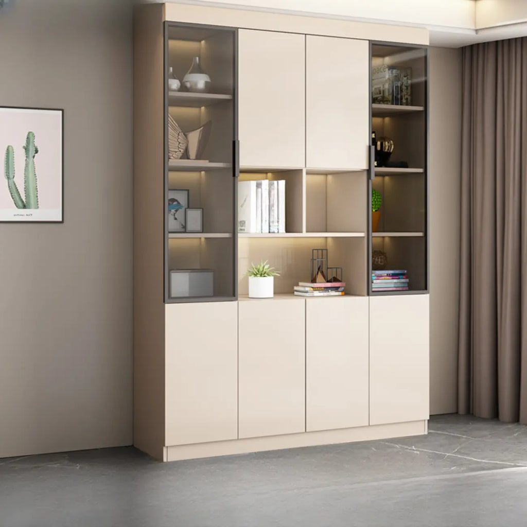 Grande vitrine de rangement ouverte en bois, du sol au plafond