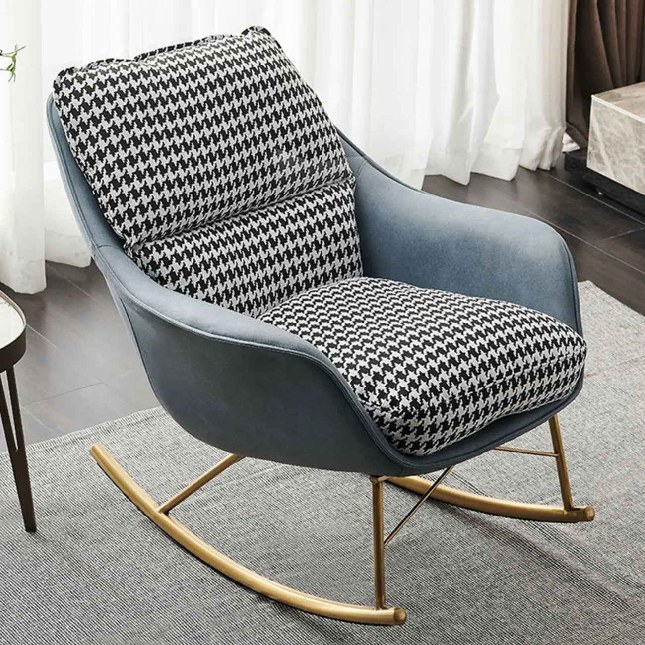 Fauteuil à bascule rembourré à motif pied-de-poule avec accoudoirs droits