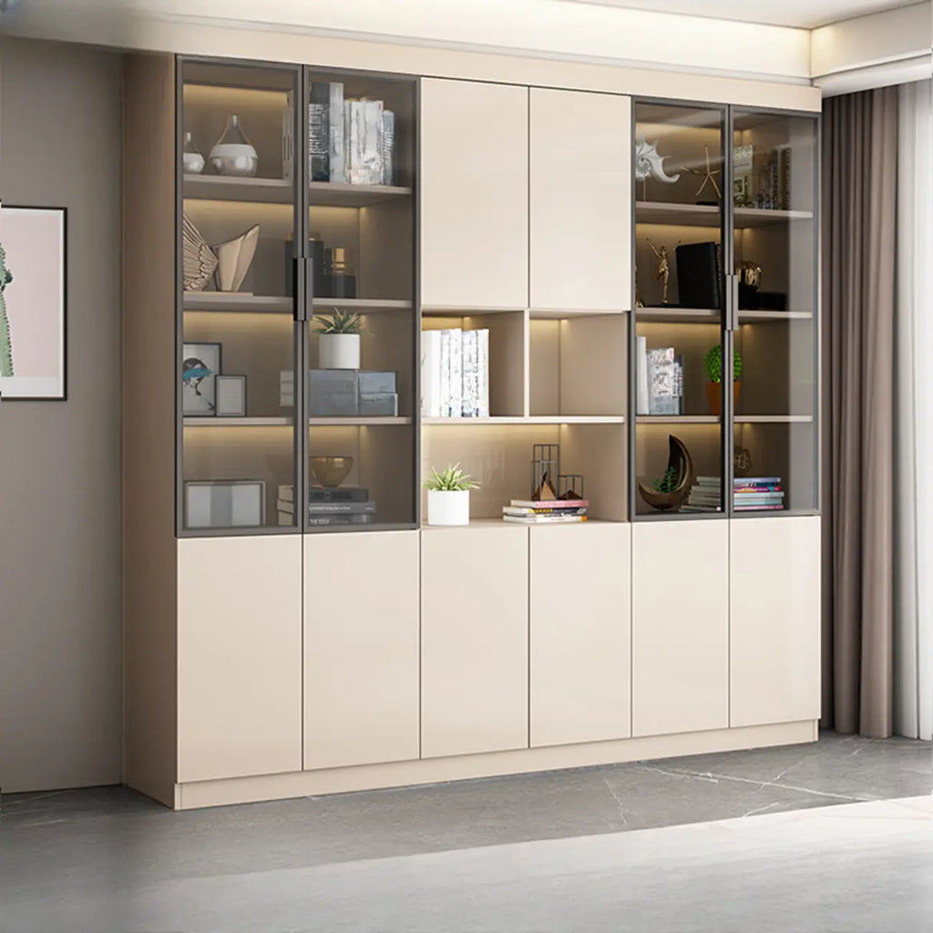 Grande vitrine de rangement ouverte en bois, du sol au plafond